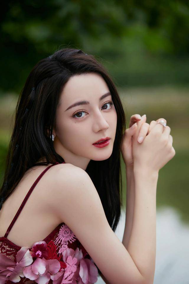 迪丽热巴最新图片，展现无限魅力的瞬间风范